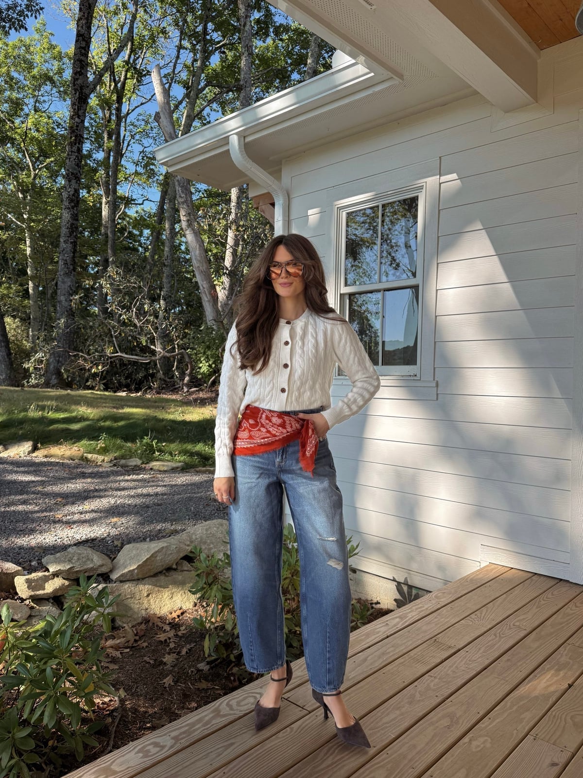 Barrel leg jeans with a white cable knit cardigan and red bandana belt Barrel leg jeans with a white cable knit cardigan and red bandana belt — Blue Jeans Outfits