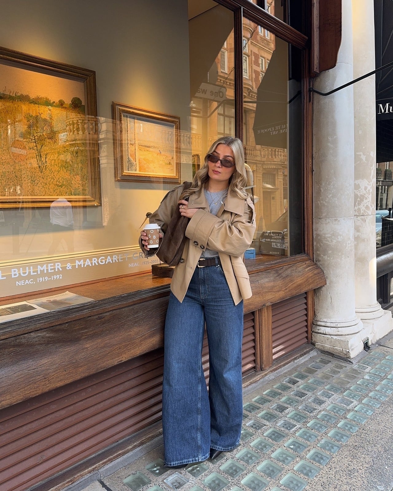 Dark wide-leg jeans with a gray t-shirt and beige jacket Dark wide-leg jeans with a gray t-shirt and beige jacket — Blue Jeans Outfits