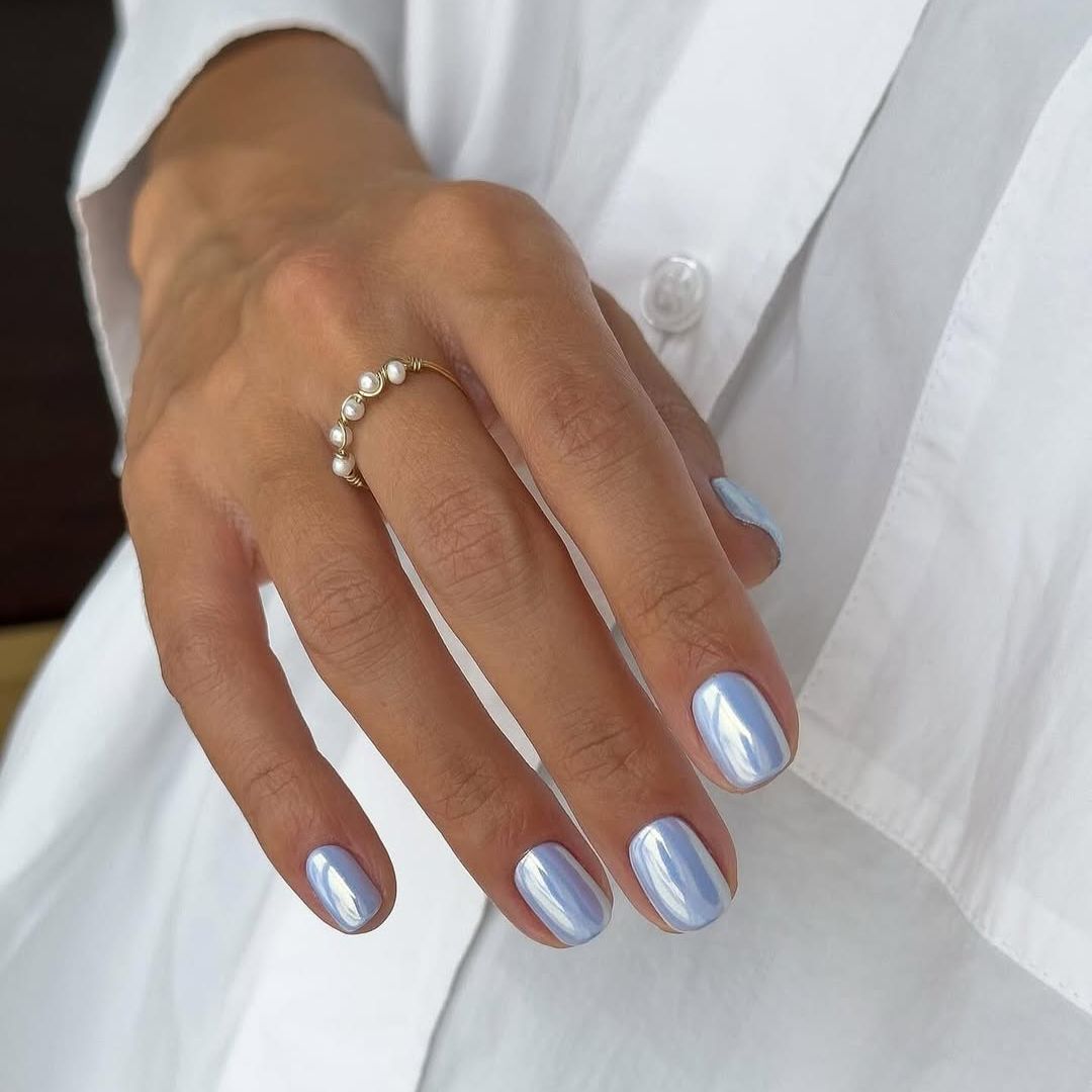 Iridescent Pale Blue Chrome Short Oval Nails Iridescent Pale Blue Chrome Short Oval Nails — Blue Nails