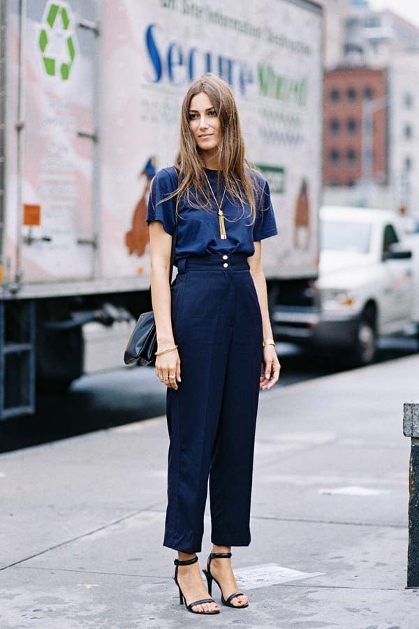 Monochromatic navy blue t-shirt and wide-leg trousers Monochromatic navy blue t-shirt and wide-leg trousers — Blue Outfits