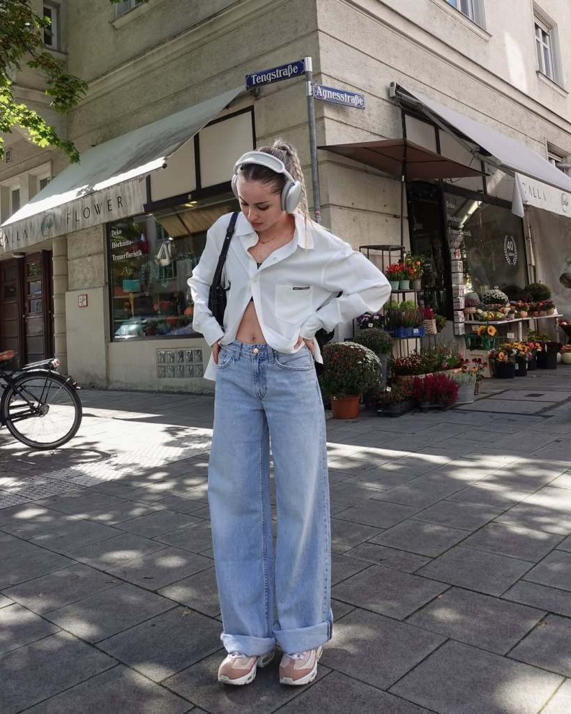 Oversized white shirt with wide-leg light blue jeans Oversized white shirt with wide-leg light blue jeans — Blue Outfits