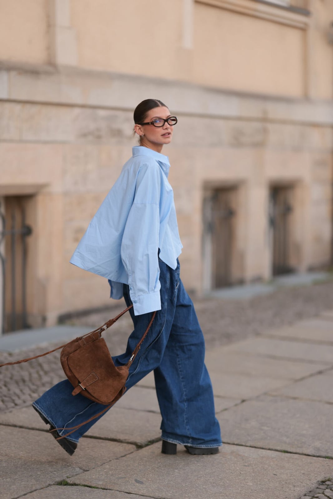 Oversized light blue shirt with dark wash wide-leg, Close-Up Take Oversized light blue shirt with dark wash wide-leg, Close-Up Take — Blue Outfits