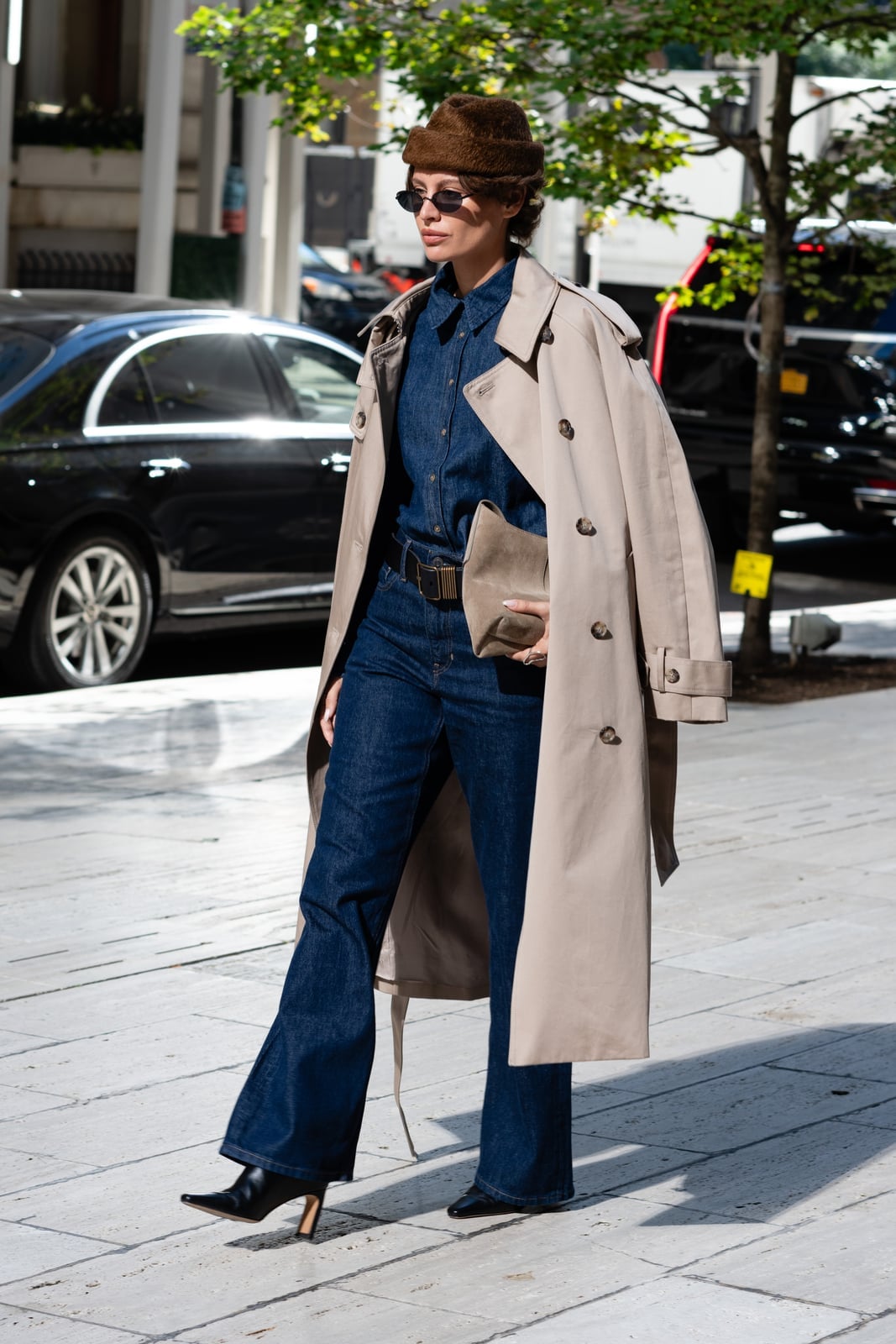 Dark wash bootcut jeans with a beige trench coat and denim shirt Dark wash bootcut jeans with a beige trench coat and denim shirt — Bootcut Jeans Outfits