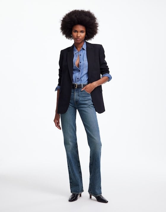 Blue bootcut jeans with a dark blazer and denim shirt Blue bootcut jeans with a dark blazer and denim shirt — Bootcut Jeans Outfits