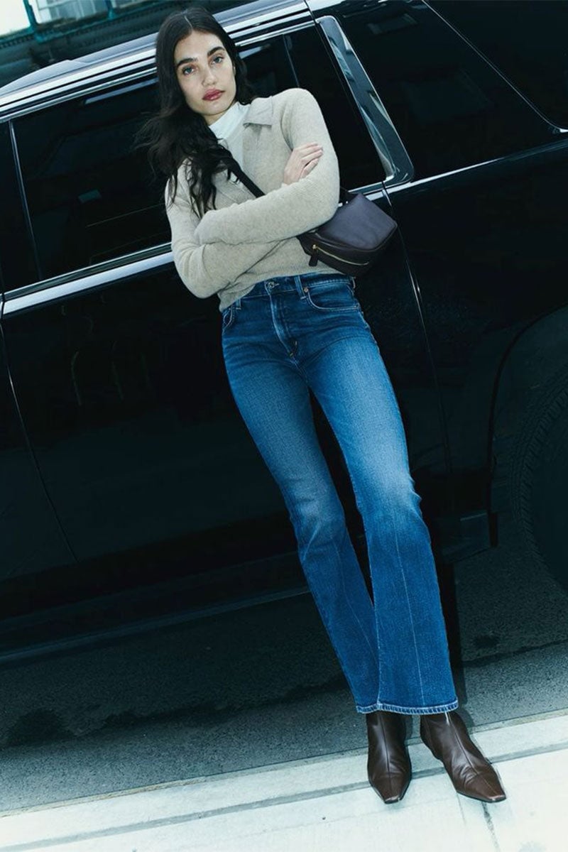 Blue bootcut jeans with a beige sweater and white turtleneck Blue bootcut jeans with a beige sweater and white turtleneck — Bootcut Jeans Outfits