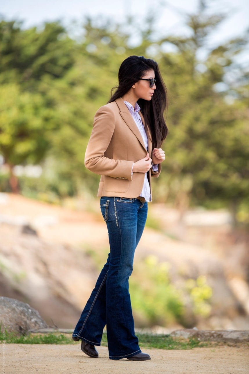 Dark blue bootcut jeans with a tan blazer and striped shirt Dark blue bootcut jeans with a tan blazer and striped shirt — Bootcut Jeans Outfits