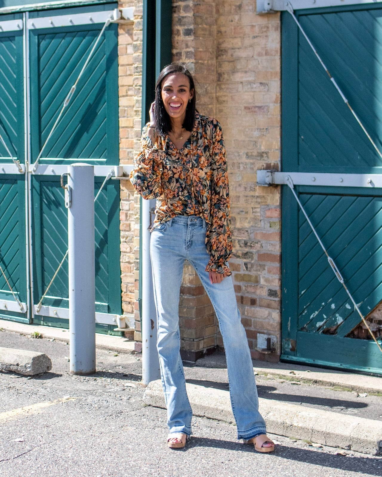 Light wash bootcut jeans with a floral print blouse and pink heels Light wash bootcut jeans with a floral print blouse and pink heels — Bootcut Jeans Outfits