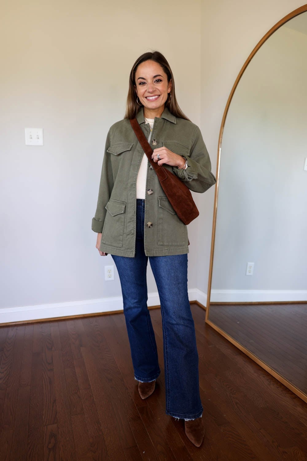 Dark wash bootcut jeans with a green utility jacket and cream t-shirt Dark wash bootcut jeans with a green utility jacket and cream t-shirt — Bootcut Jeans Outfits
