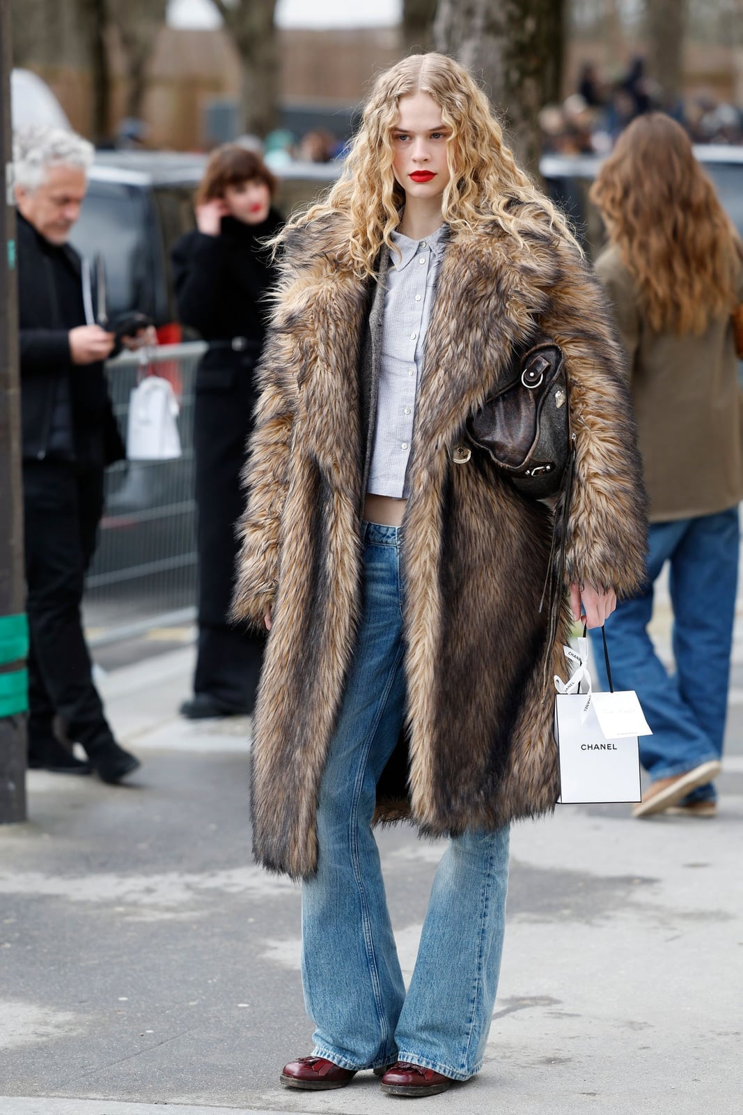 Medium wash bootcut jeans with a light blue shirt and faux fur coat Medium wash bootcut jeans with a light blue shirt and faux fur coat — Bootcut Jeans Outfits