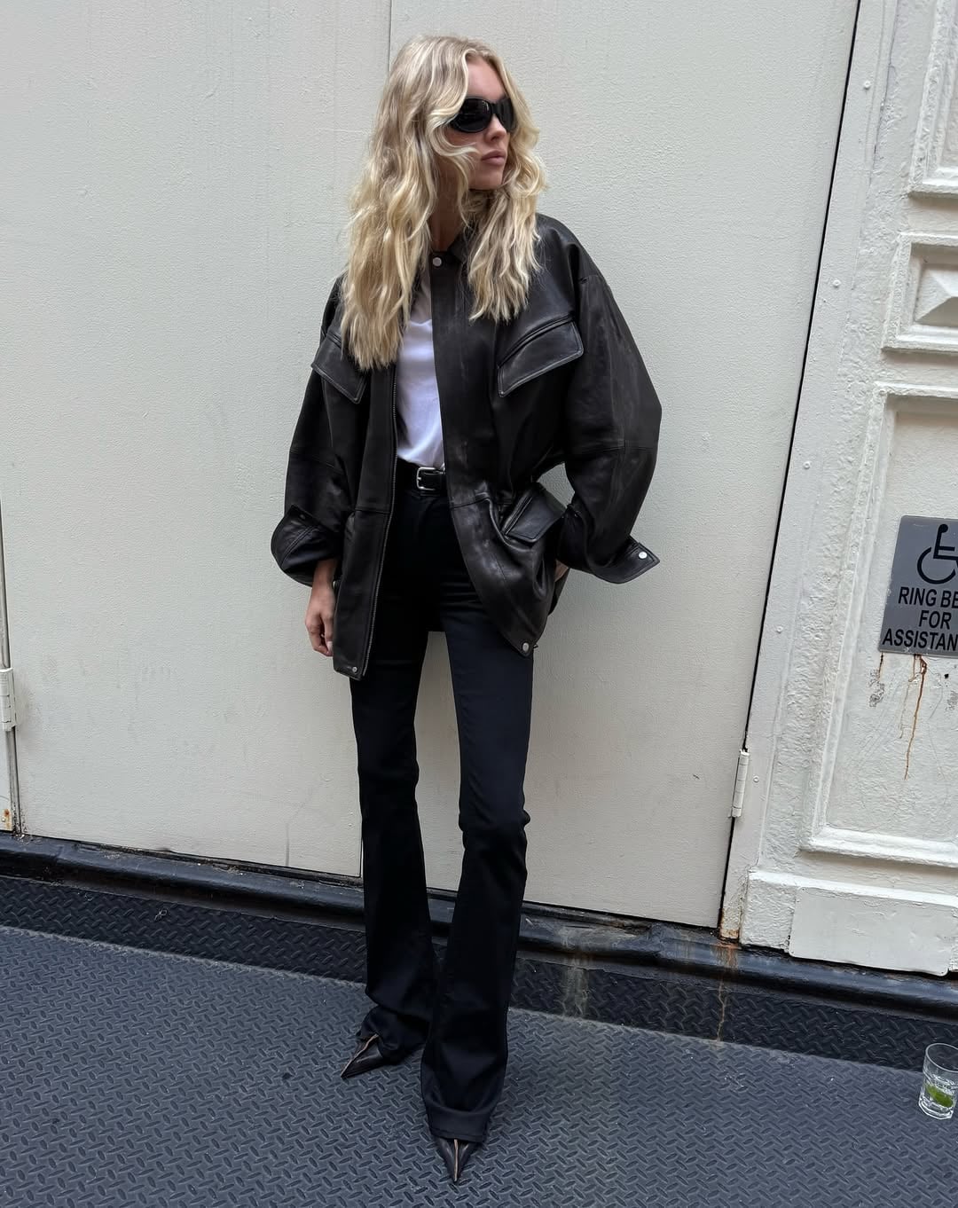 Black bootcut jeans with an oversized leather jacket and white t-shirt Black bootcut jeans with an oversized leather jacket and white t-shirt — Bootcut Jeans Outfits