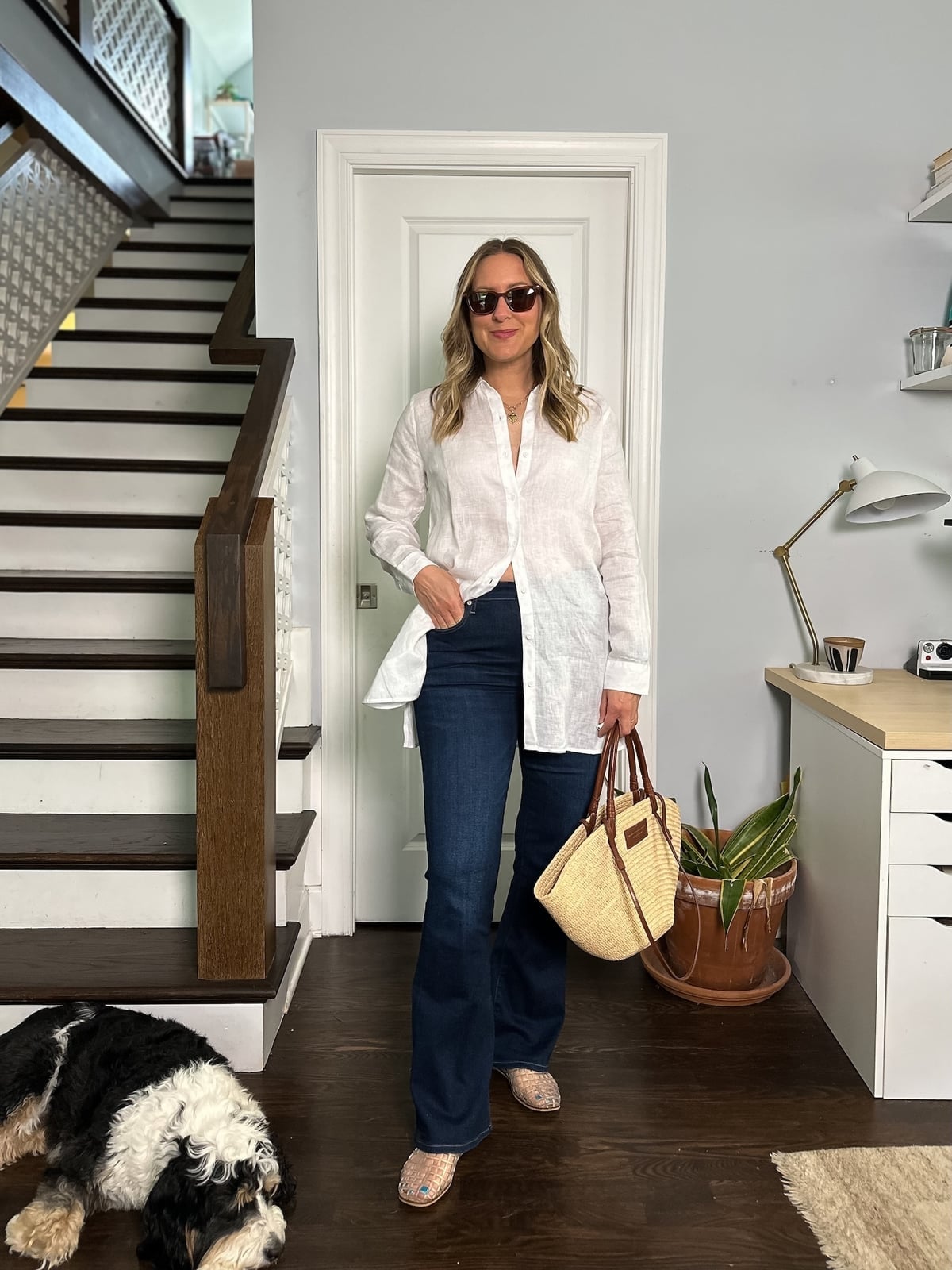 Dark wash bootcut jeans with an oversized white linen shirt Dark wash bootcut jeans with an oversized white linen shirt — Bootcut Jeans Outfits