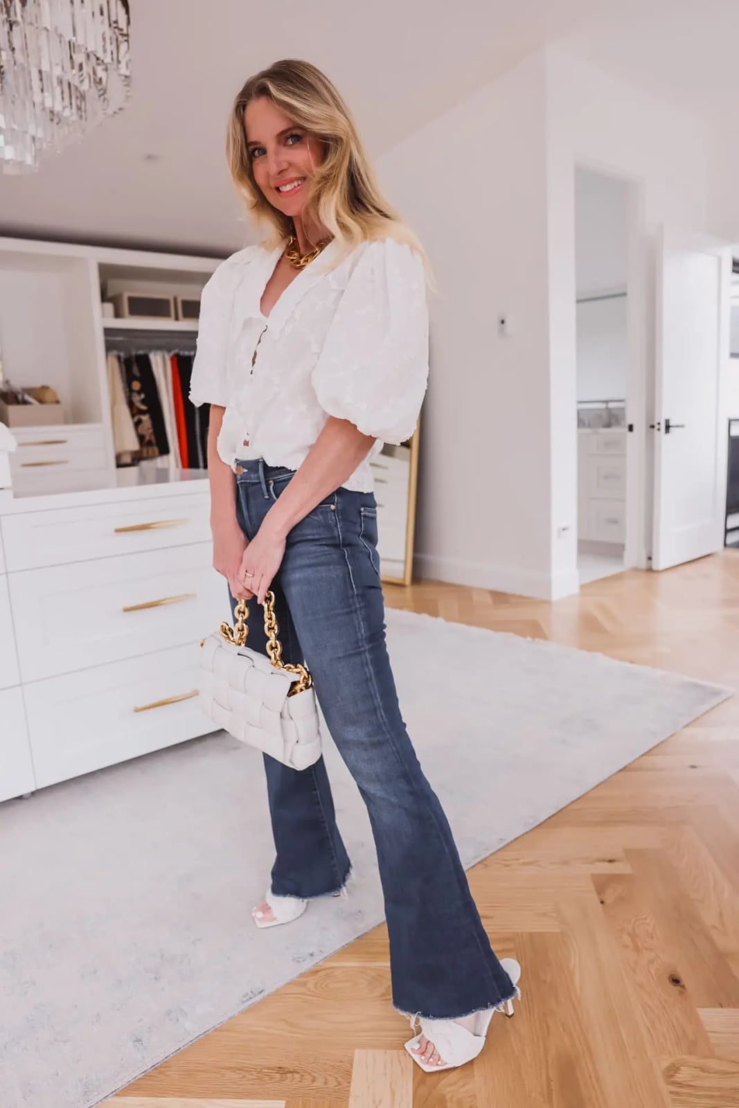 Blue bootcut jeans with a white puff-sleeve blouse and platform Blue bootcut jeans with a white puff-sleeve blouse and platform — Bootcut Jeans Outfits