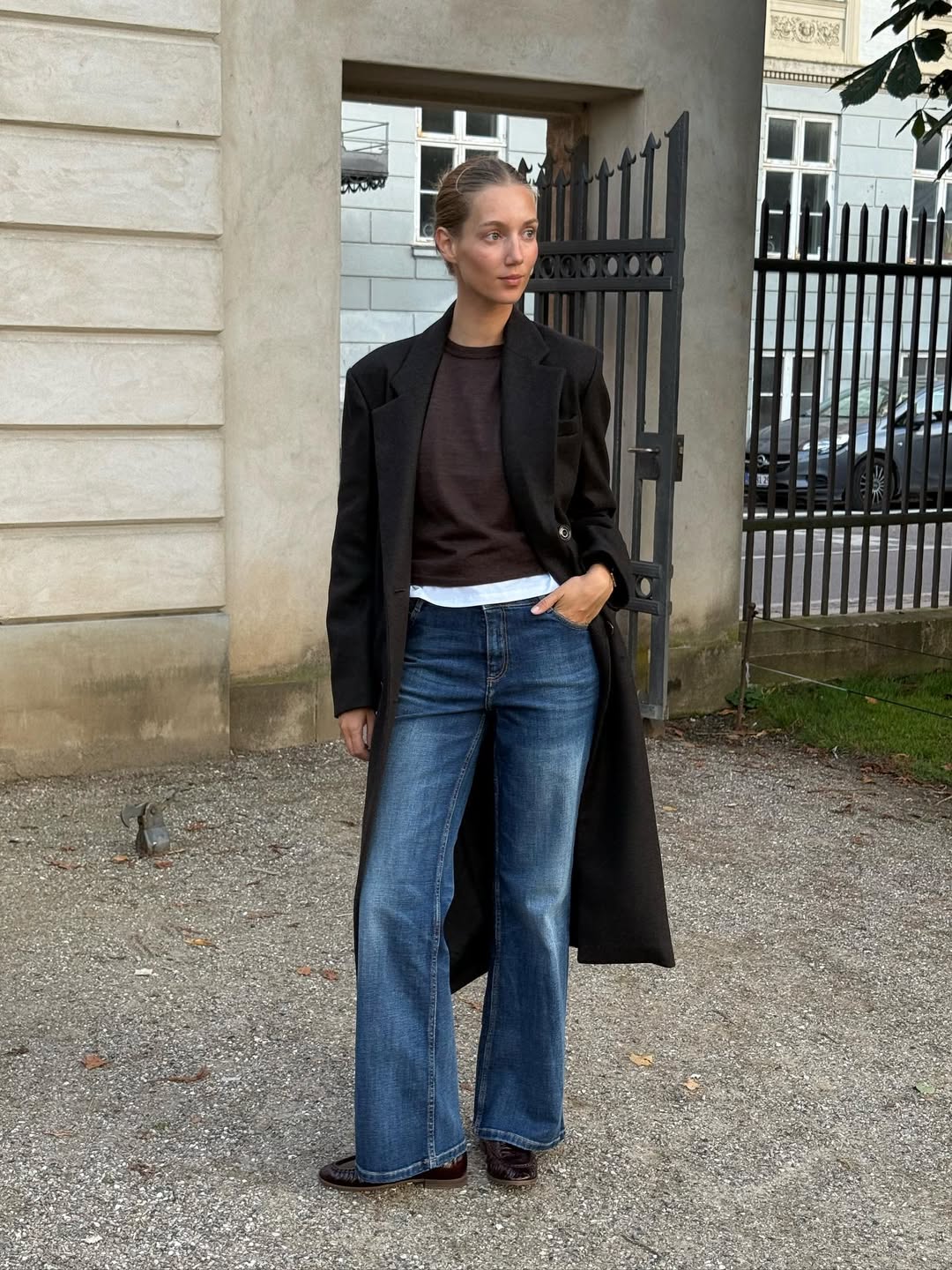 Dark wash bootcut jeans with a long black coat and brown sweater Dark wash bootcut jeans with a long black coat and brown sweater — Bootcut Jeans Outfits