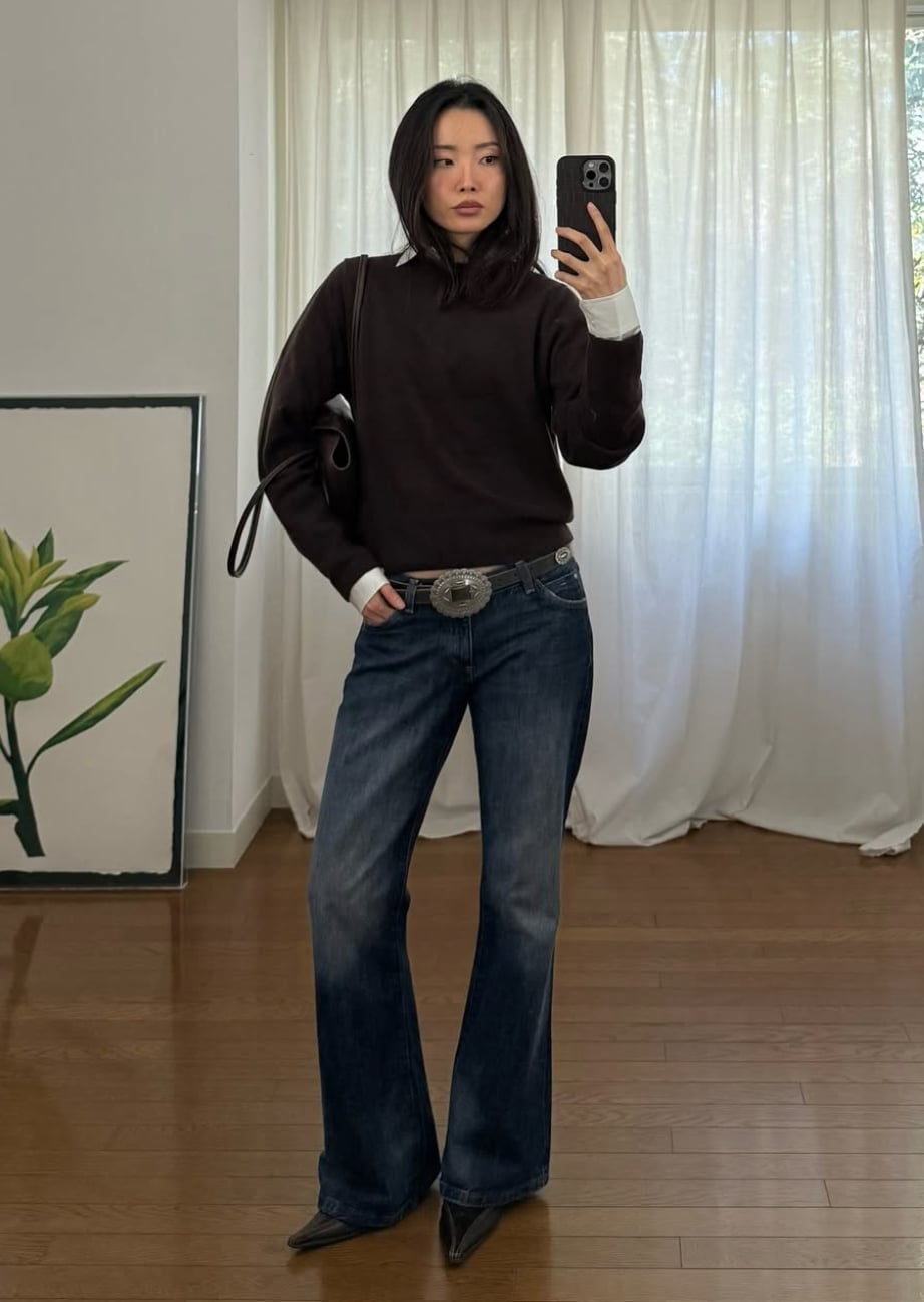 Dark wash flared bootcut jeans with a brown sweater and western belt Dark wash flared bootcut jeans with a brown sweater and western belt — Bootcut Jeans Outfits
