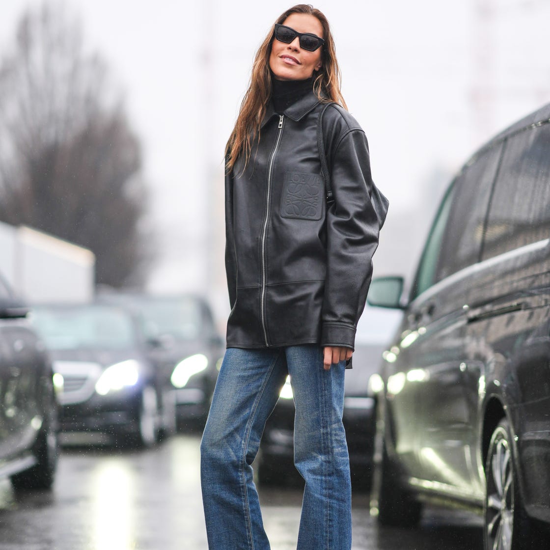 Blue bootcut jeans with a black leather jacket and turtleneck Blue bootcut jeans with a black leather jacket and turtleneck — Bootcut Jeans Outfits