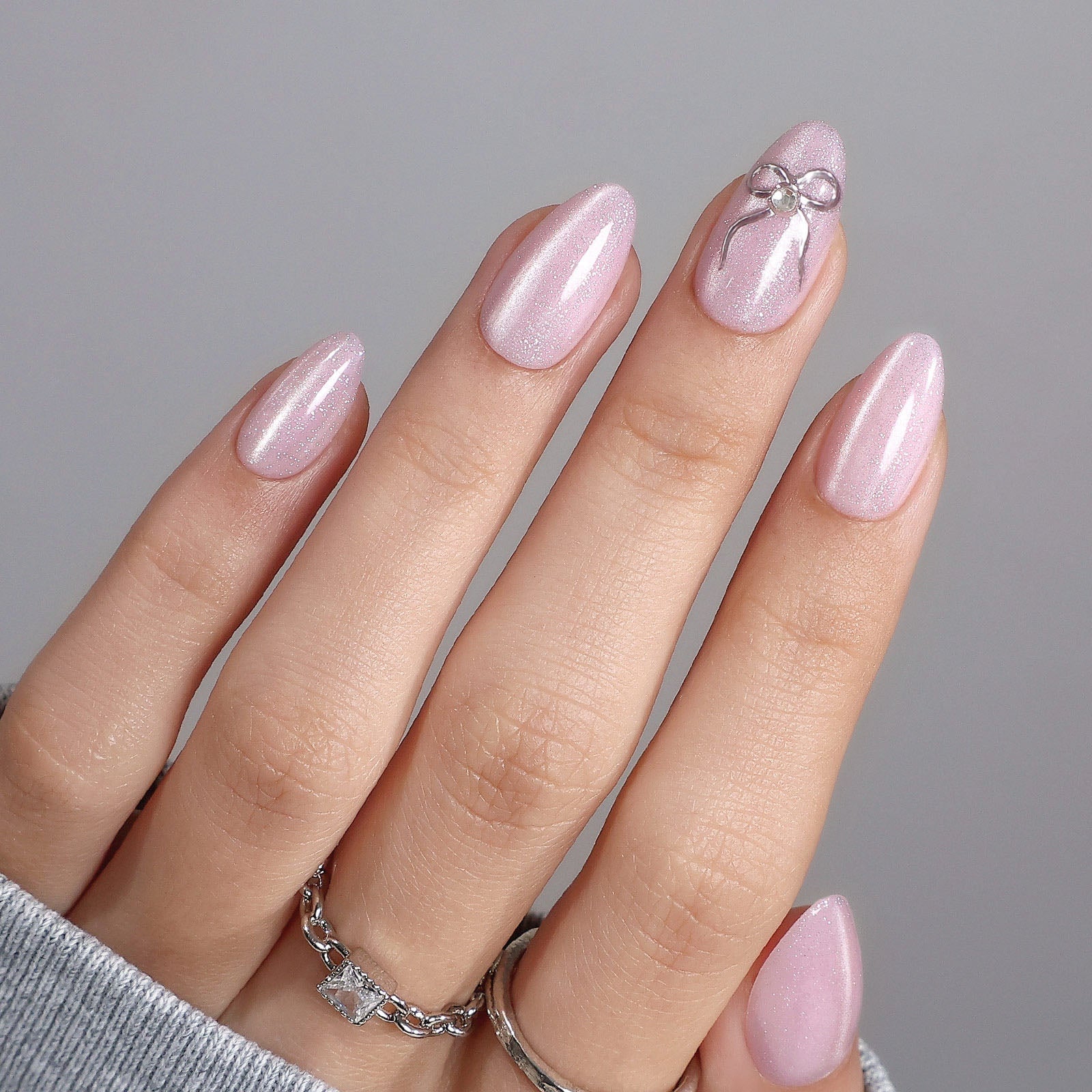 Light Pink Shimmer Short Almond Nails With Silver Bow Light Pink Shimmer Short Almond Nails With Silver Bow — Bow Nails