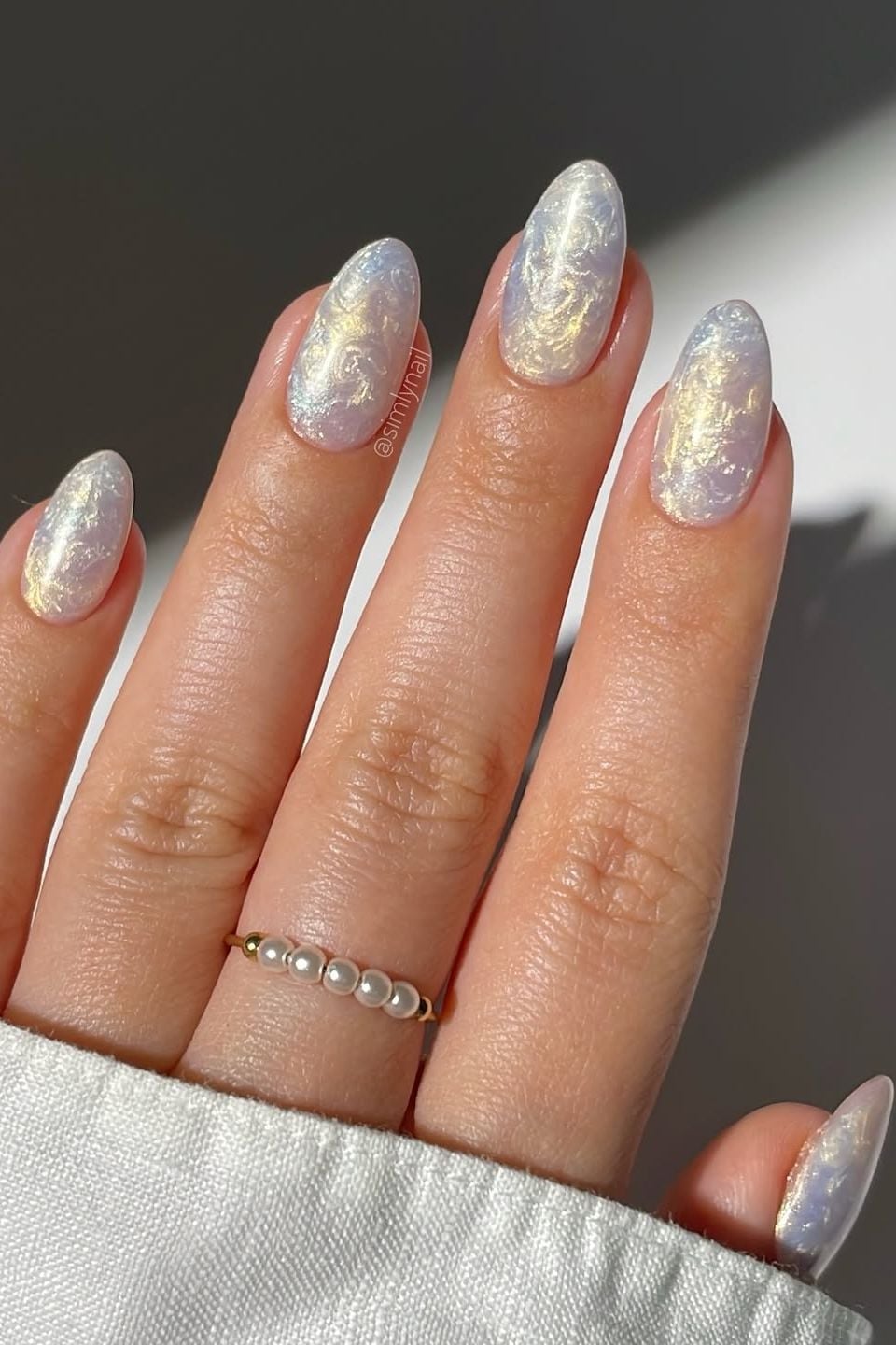 Iridescent Pearlescent Shimmer Short Oval Nails Iridescent Pearlescent Shimmer Short Oval Nails — Bridal Nails