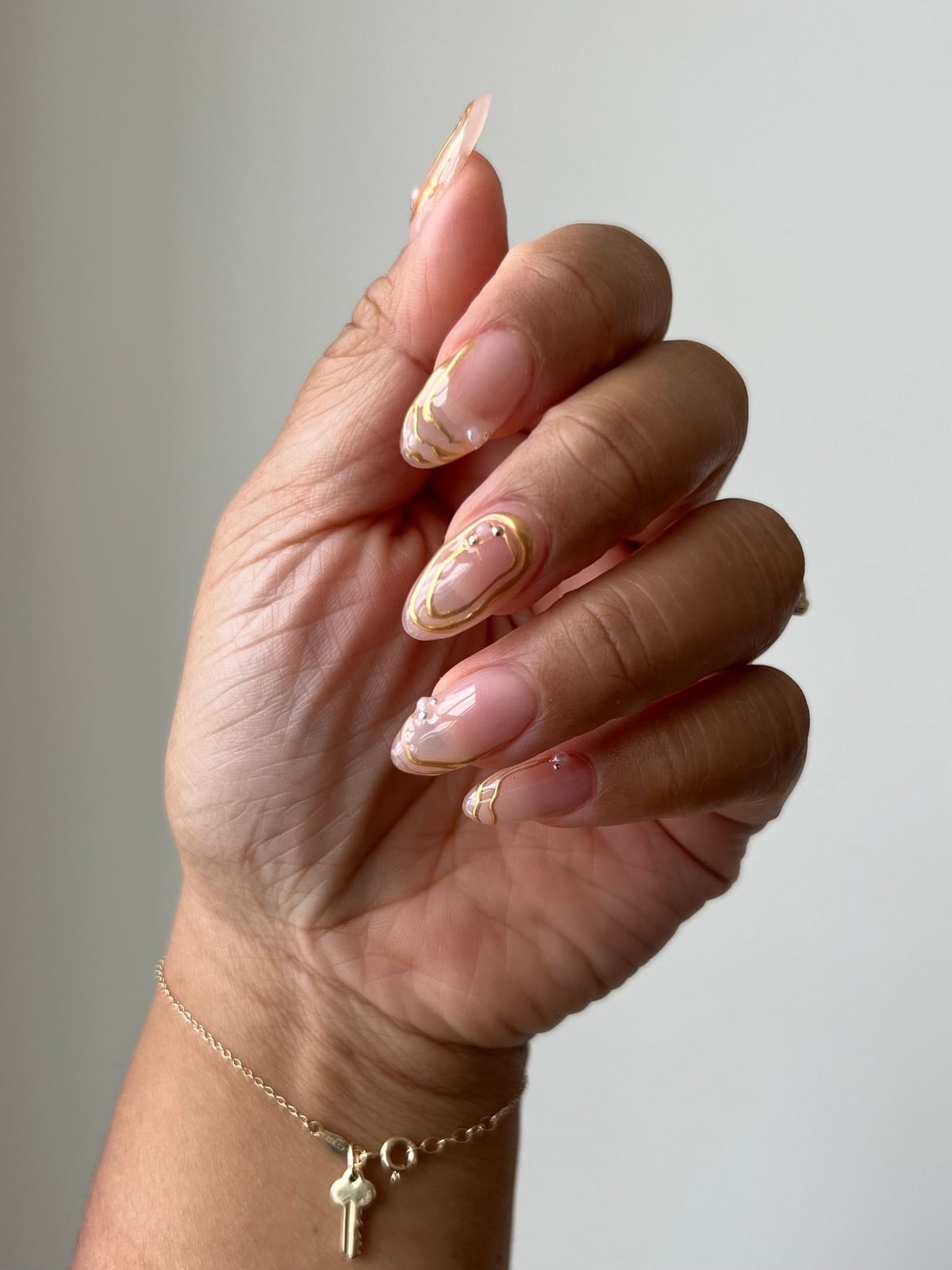 Medium Almond Gold Line Abstract Nails Medium Almond Gold Line Abstract Nails — Bridal Nails