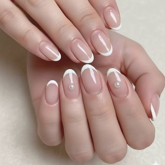 Short Oval Single Pearl Accent French Tip Nails, Glossy Short Oval Single Pearl Accent French Tip Nails, Glossy — Bridal Nails