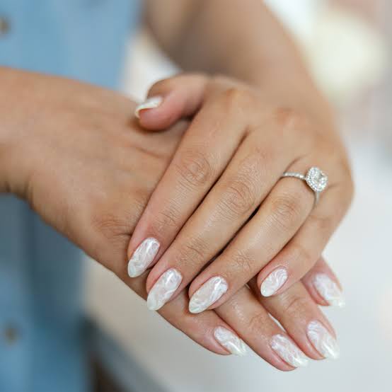 Medium Oval Matte White With Crystal Accent, Marble Effect Medium Oval Matte White With Crystal Accent, Marble Effect — Bride Nail