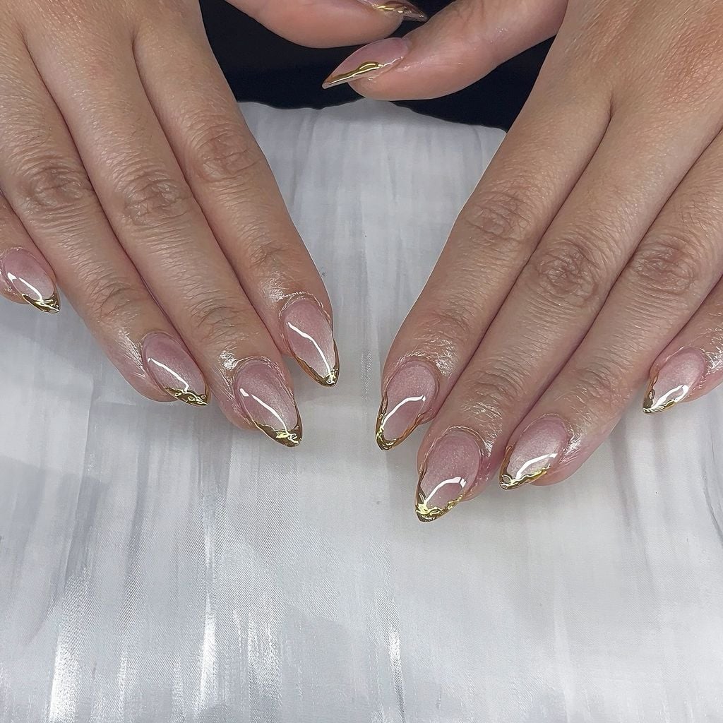 Medium Oval Pearlescent Marble Effect Nails Medium Oval Pearlescent Marble Effect Nails — Bride Nail