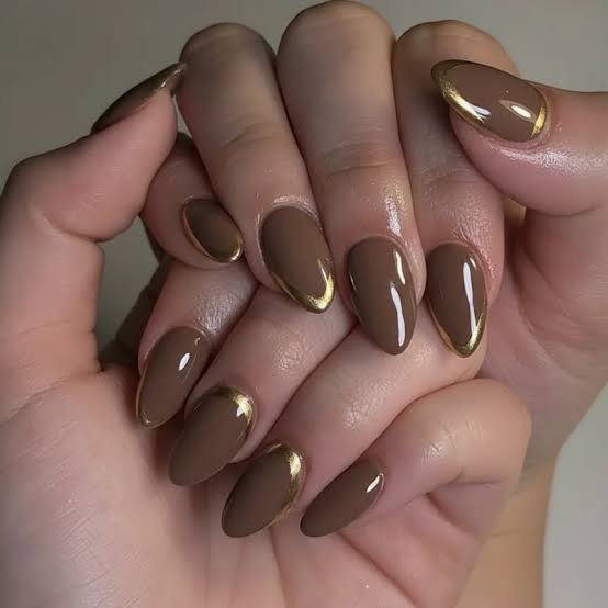 Medium Almond Gold Outlined Brown French Tips Medium Almond Gold Outlined Brown French Tips — Brown Almond Nails