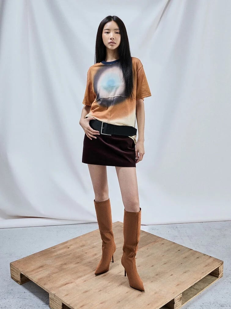 Tan pointed-toe boots with graphic tee and burgundy skirt Tan pointed-toe boots with graphic tee and burgundy skirt — Brown Boots Outfit