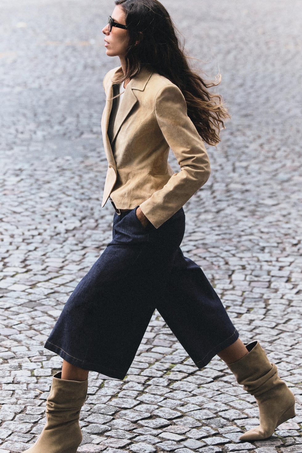 Tan suede slouch boots with wide-leg jeans and beige blazer Tan suede slouch boots with wide-leg jeans and beige blazer — Brown Boots Outfit