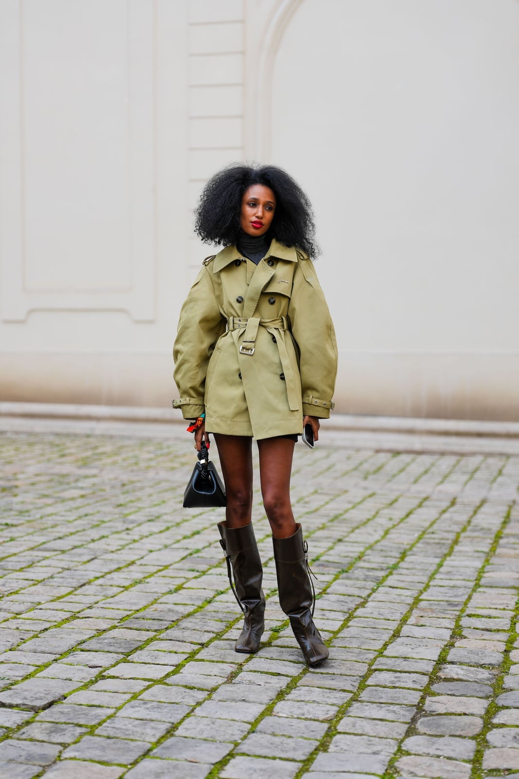 Brown leather knee-high boots with trench coat and turtleneck Brown leather knee-high boots with trench coat and turtleneck — Brown Boots Outfit