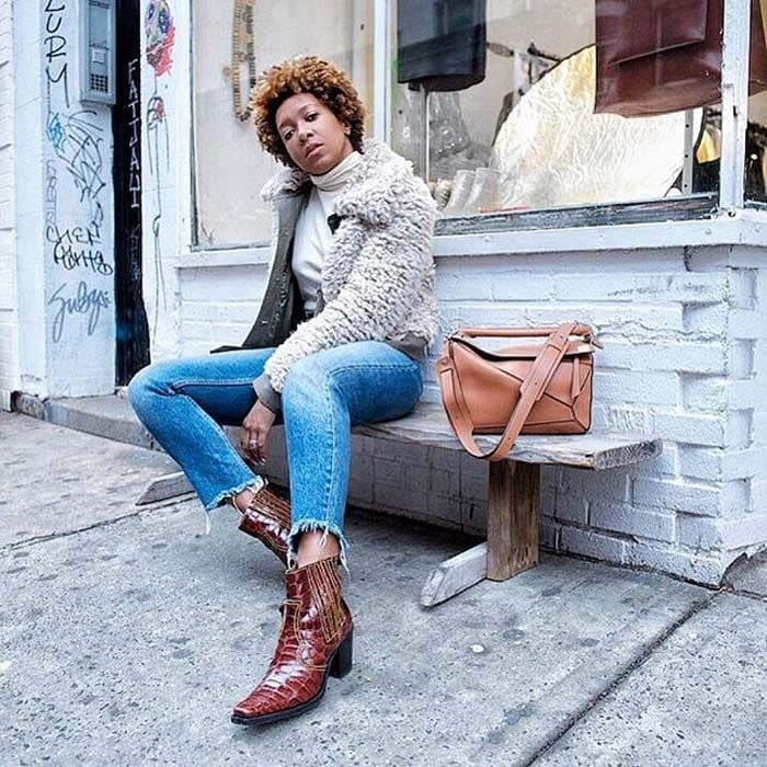 Brown ankle boots with gray turtleneck and blue jeans Brown ankle boots with gray turtleneck and blue jeans — Brown Boots Outfit