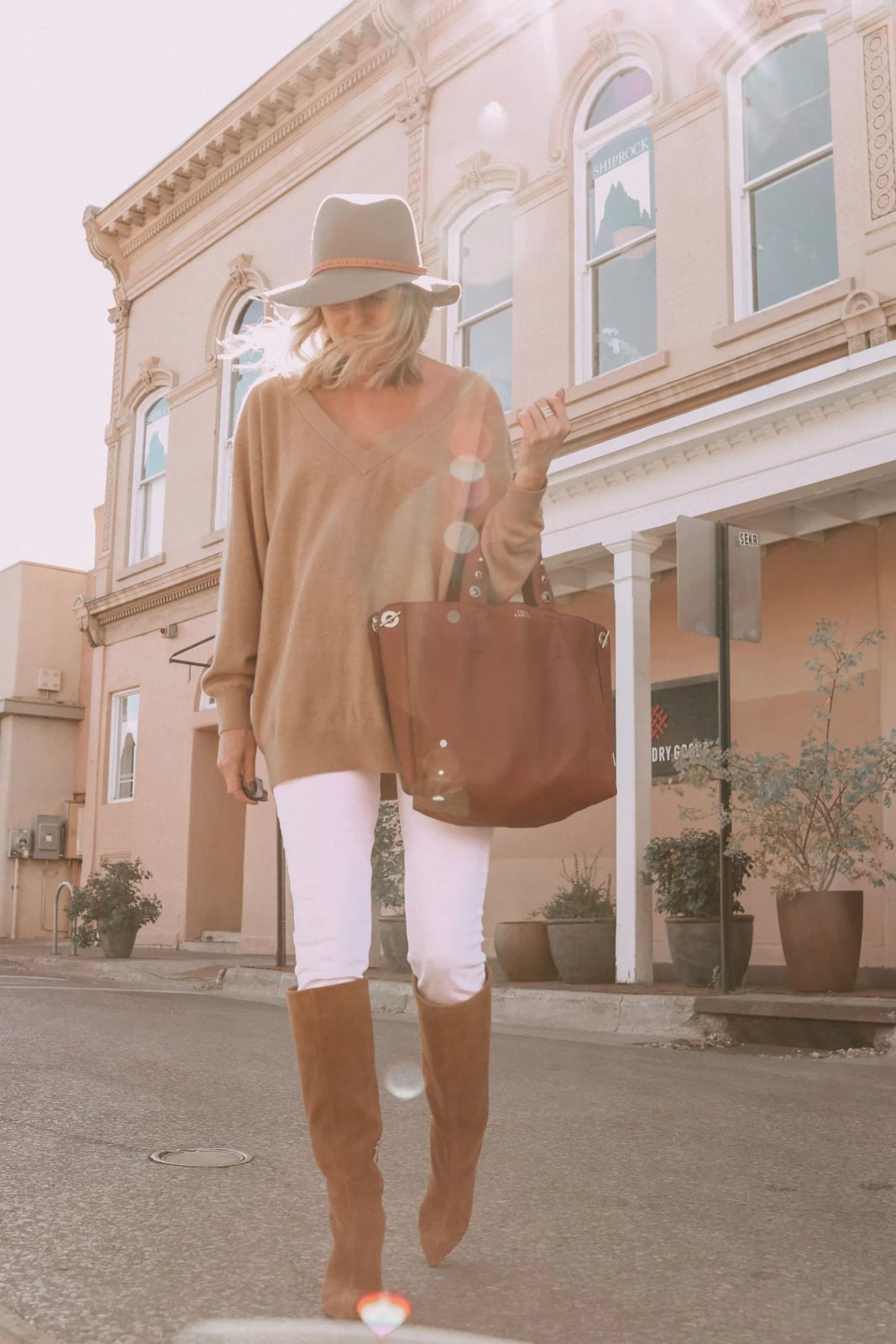 Brown knee-high boots with white jeans and tan sweater Brown knee-high boots with white jeans and tan sweater — Brown Boots Outfit