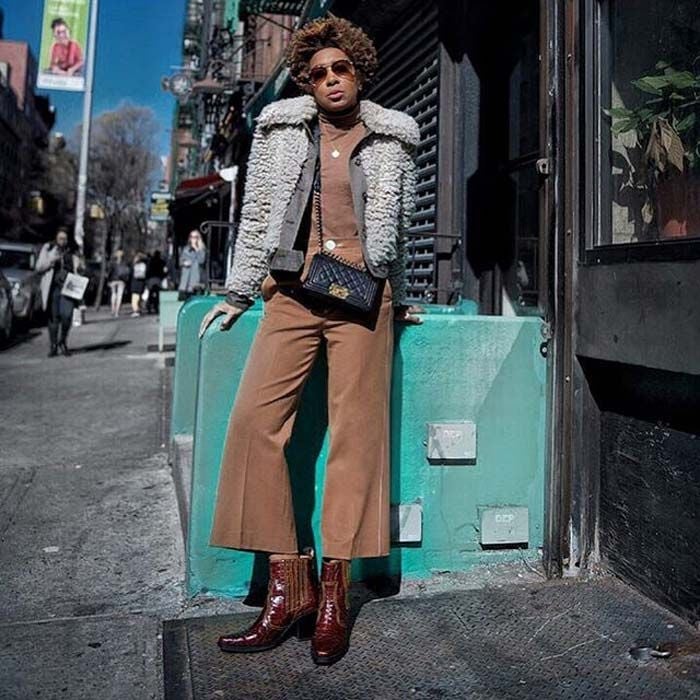 Brown croc-embossed ankle boots with shearling jacket and jeans Brown croc-embossed ankle boots with shearling jacket and jeans — Brown Boots Outfit
