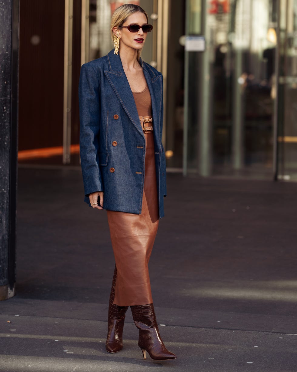 Brown croc-effect boots with midi skirt and denim blazer Brown croc-effect boots with midi skirt and denim blazer — Brown Boots Outfit