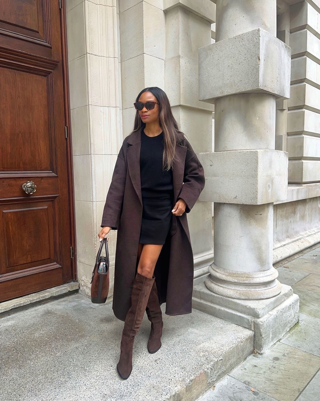 Brown knee-high boots with mini dress and long wool coat Brown knee-high boots with mini dress and long wool coat — Brown Boots Outfit