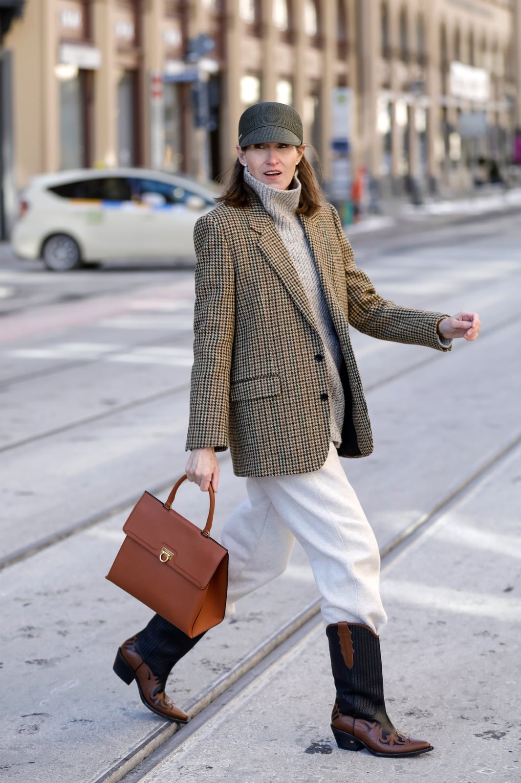 Brown cowboy boots with cream pants and plaid blazer Brown cowboy boots with cream pants and plaid blazer — Brown Boots Outfit