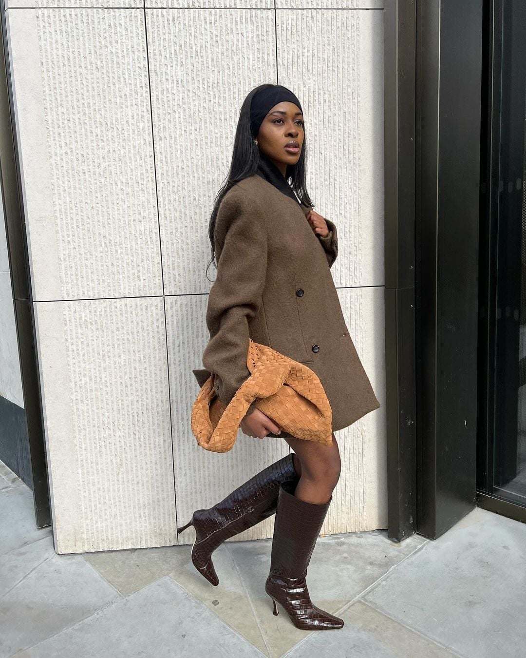 Dark brown croc-effect boots with oversized blazer and hosiery Dark brown croc-effect boots with oversized blazer and hosiery — Brown Boots Outfit