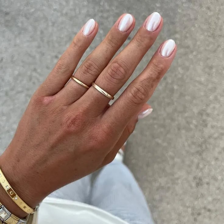 Pearlescent White Shimmer Chrome Oval Nails Pearlescent White Shimmer Chrome Oval Nails — Brown Chrome Nails