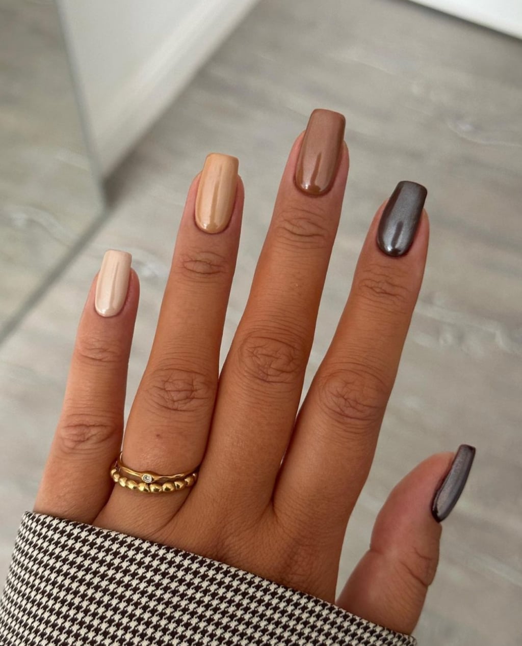 Earthy Tones Glossy and Metallic Gray Long Square Nails Earthy Tones Glossy and Metallic Gray Long Square Nails — Brown Chrome Nails