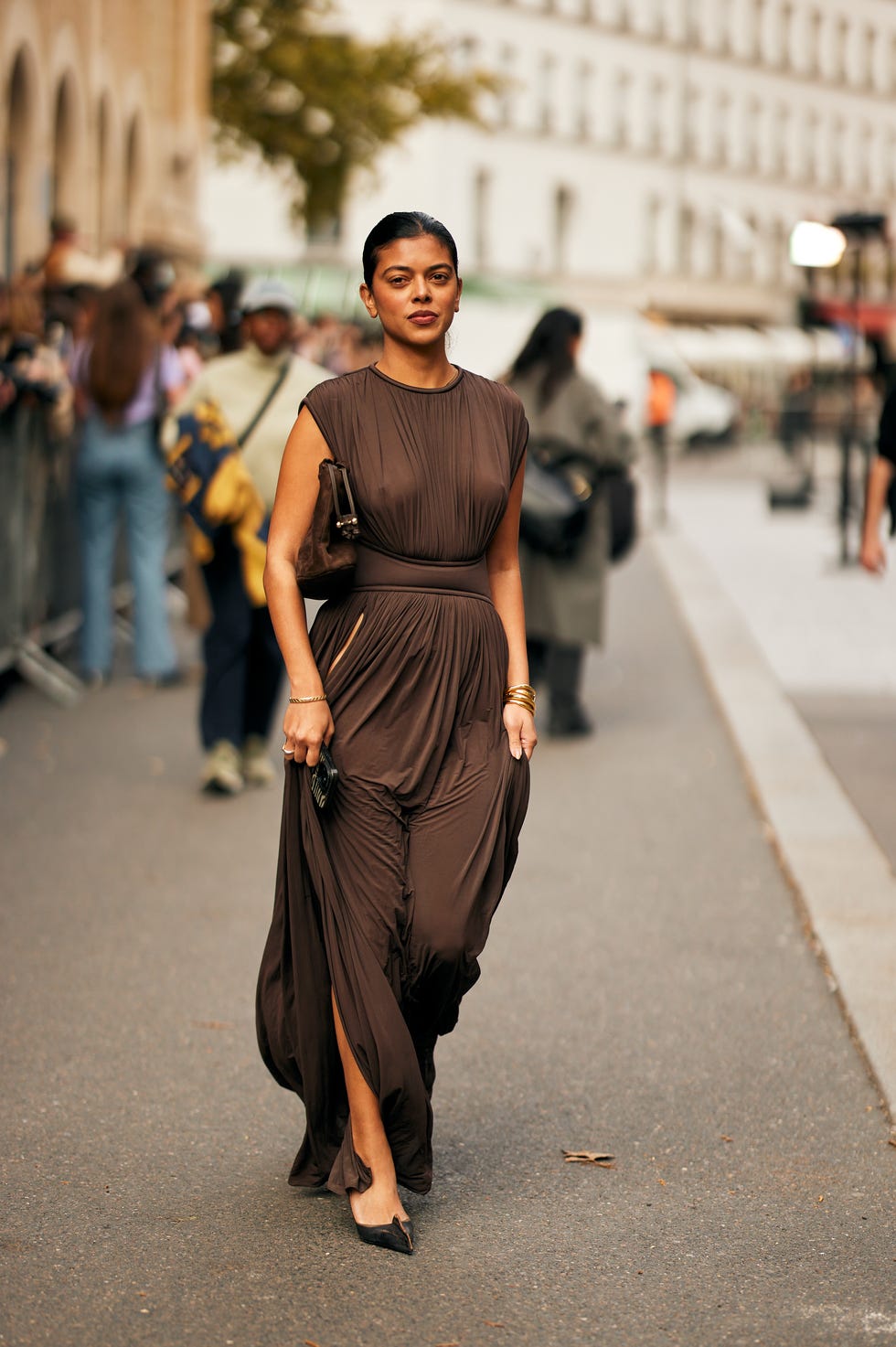 Brown jersey maxi dress with gathered waist, Pointed Heels Brown jersey maxi dress with gathered waist, Pointed Heels — Brown Dress Outfit