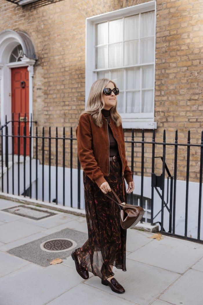 Brown knit bodycon midi dress, Chunky Beaded Necklace Brown knit bodycon midi dress, Chunky Beaded Necklace — Brown Dress Outfit