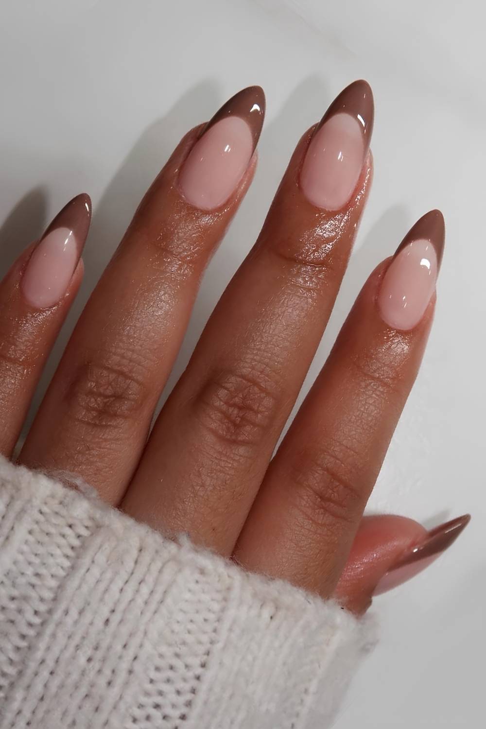 Medium Almond Sheer Nude With Rich Brown French Tip, глянцевый Medium Almond Sheer Nude With Rich Brown French Tip, глянцевый — Brown French Tip Nails