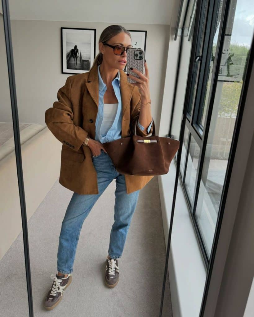 Oversized suede jacket with casual denim and sneakers Oversized suede jacket with casual denim and sneakers — Brown Jacket Outfit