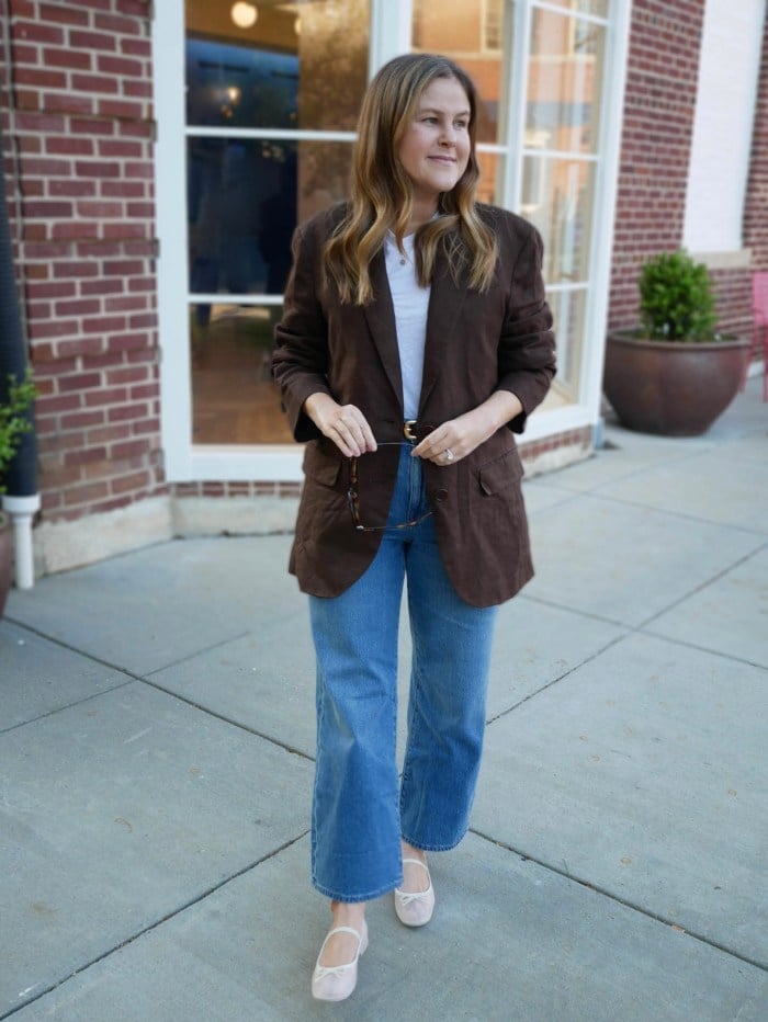 Blue wide leg jeans with white t-shirt and brown linen blazer Blue wide leg jeans with white t-shirt and brown linen blazer — Brown Jeans Outfits