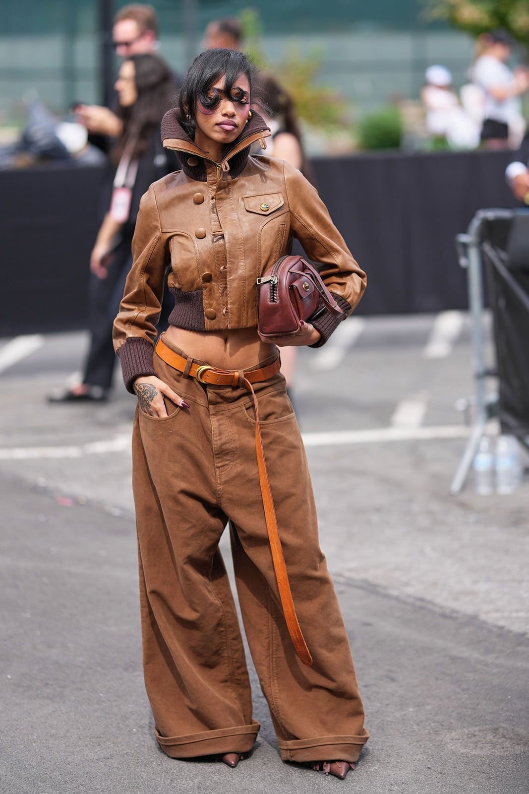 Brown oversized jeans with monochromatic brown layers Brown oversized jeans with monochromatic brown layers — Brown Jeans Outfits