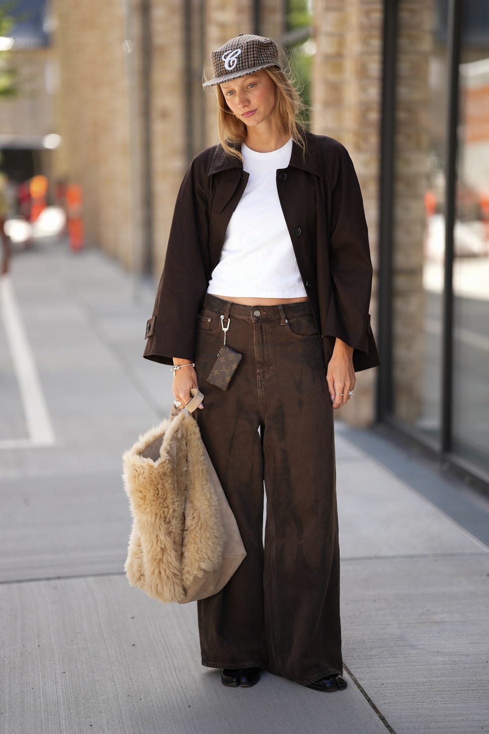 Oversized brown wide leg jeans with white t-shirt and brown jacket Oversized brown wide leg jeans with white t-shirt and brown jacket — Brown Jeans Outfits