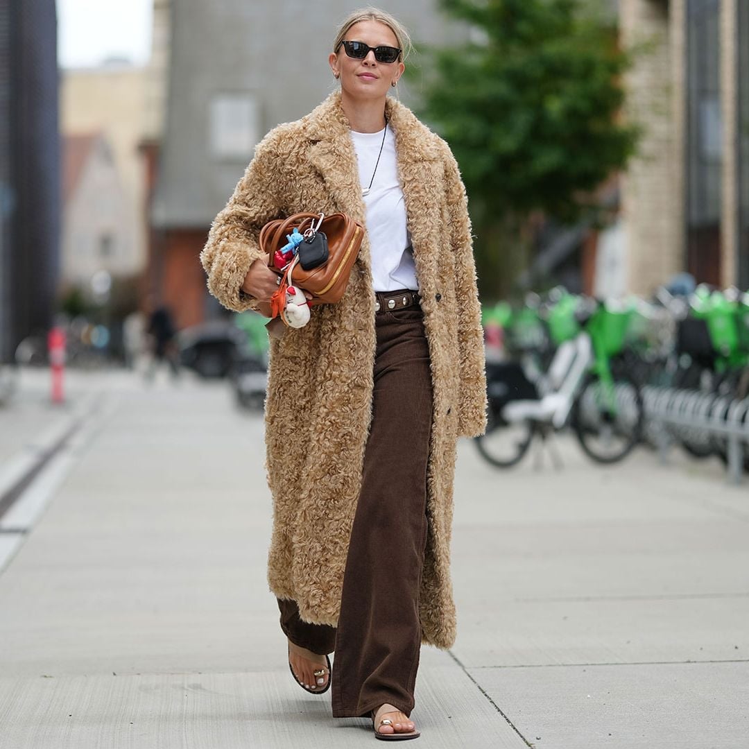 Brown wide leg jeans with white t-shirt and teddy coat, Flat Sandals Brown wide leg jeans with white t-shirt and teddy coat, Flat Sandals — Brown Jeans Outfits