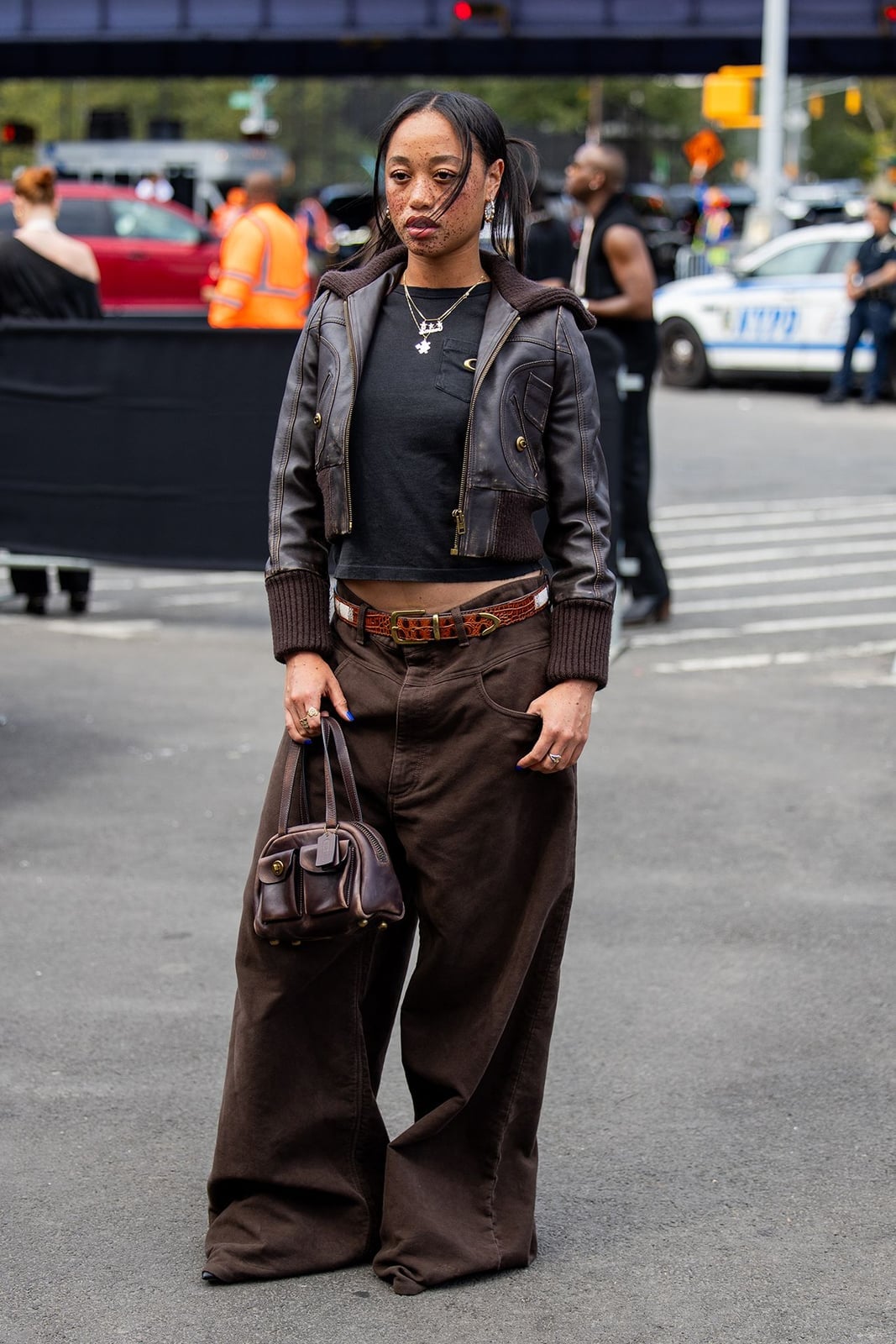 Brown wide leg jeans with black crop top and cropped brown jacket Brown wide leg jeans with black crop top and cropped brown jacket — Brown Jeans Outfits