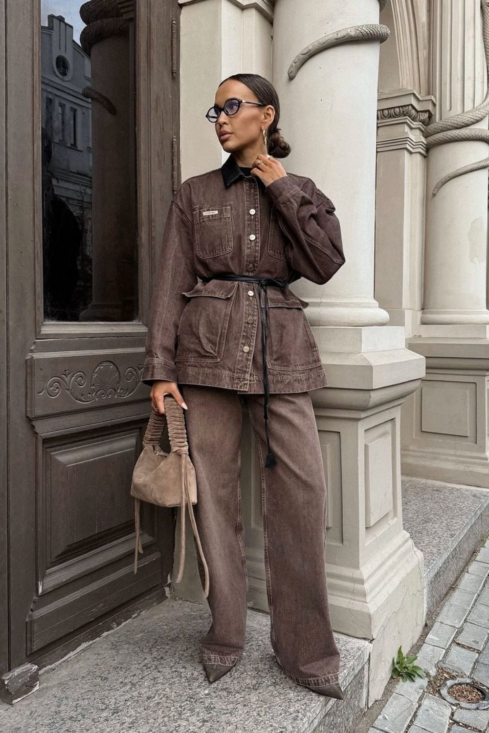 Brown wide leg pants with oversized denim jacket and black belt Brown wide leg pants with oversized denim jacket and black belt — Brown Jeans Outfits