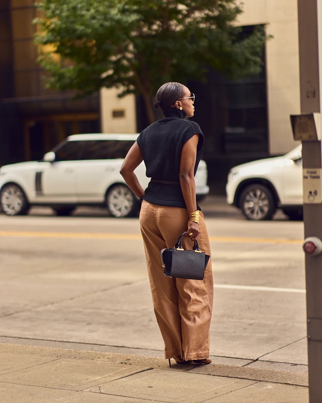Brown wide leg trousers with black turtleneck and brown heels Brown wide leg trousers with black turtleneck and brown heels — Brown Jeans Outfits