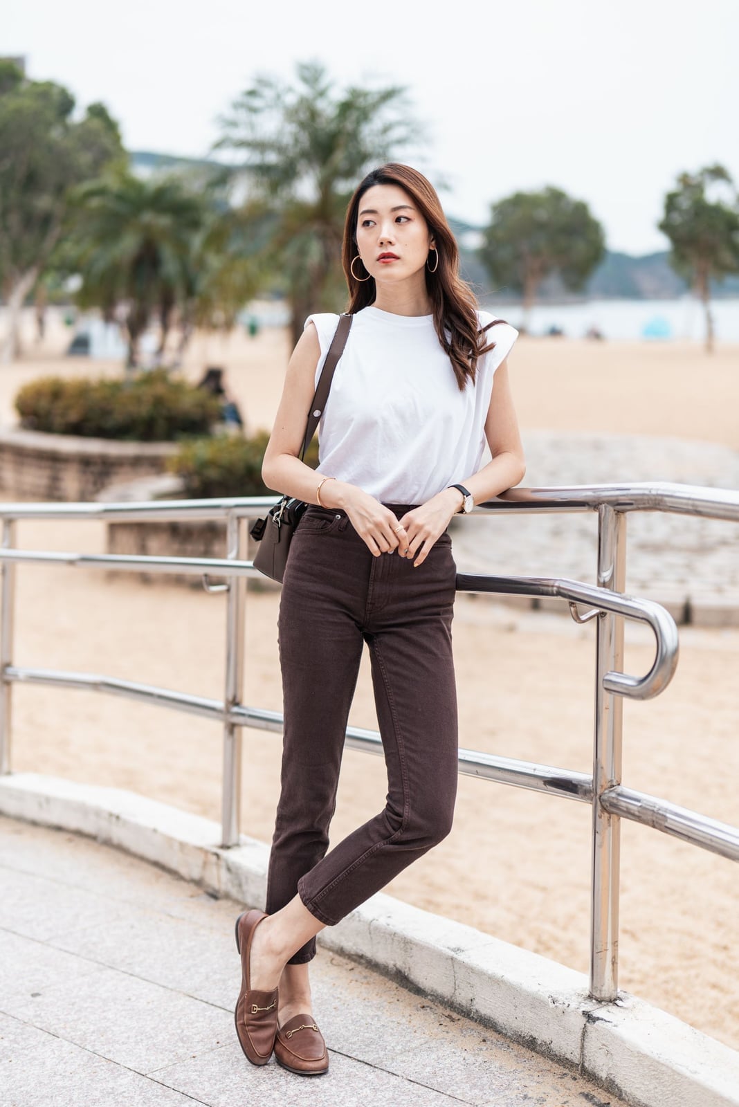 Dark brown jeans with white padded shoulder t-shirt and brown loafers Dark brown jeans with white padded shoulder t-shirt and brown loafers — Brown Jeans Outfits